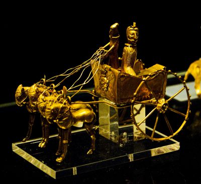 златен модел на колесница от Окс