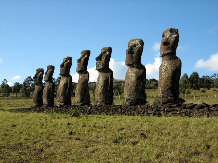 Великденският остров – каменните статуи моаи